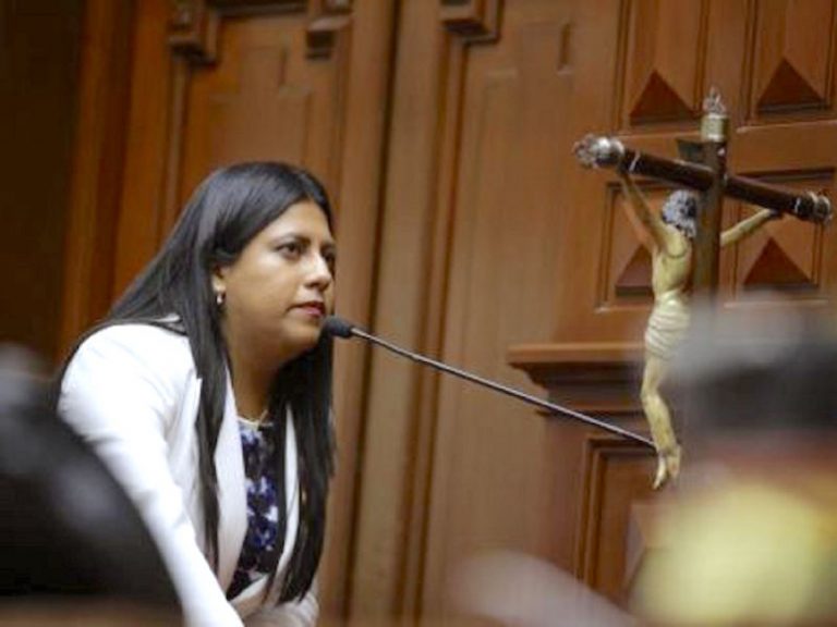 Katia Gilvonio jura como nueva congresista de la República
