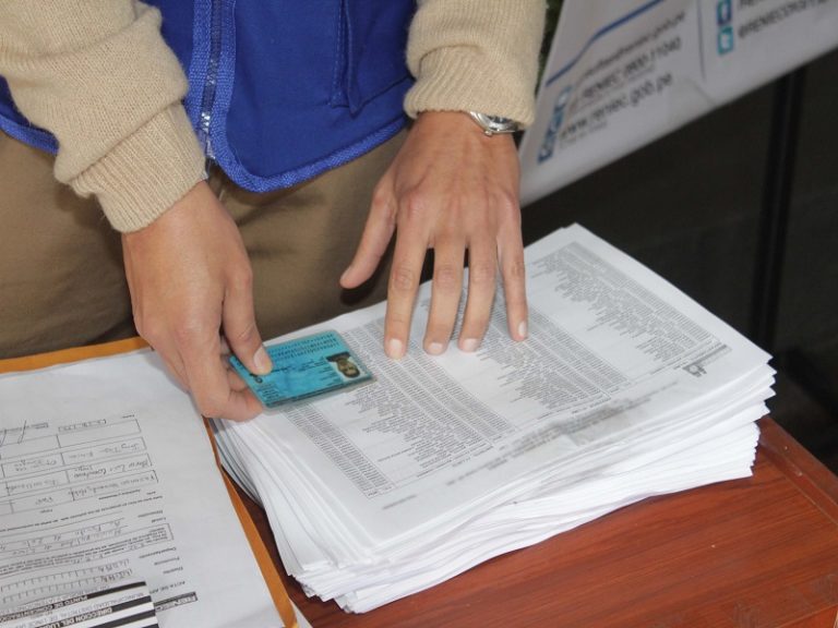 Persona con DNI revisa padrón electoral