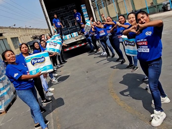 Colaboradores de Papel Higiénico Paracas formando cadena humana para donar papel higiénico a adultos mayores en el Callao