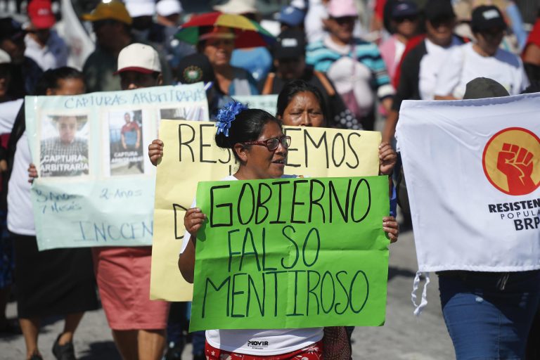 Protestan por "retroceso democrático" y atropellos en régimen de excepción en El Salvador