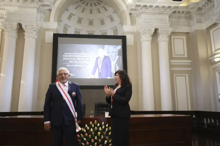 condecoracionexjuezHectorLamaMore